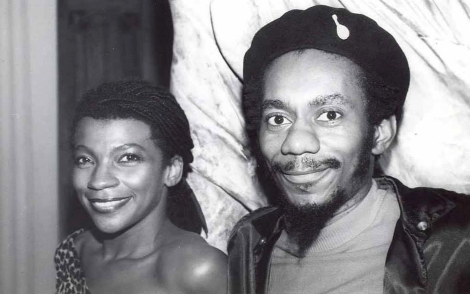 Ao lado de Zezé Motta, que regravou "Magrelinha" e "O Morro Não Engana" no final dos anos 1970 - Divulgação