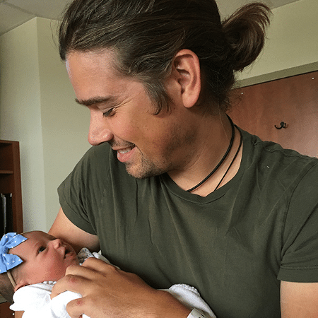 Zac Hanson com a filha mais nova, Mary. - Reprodução - Reprodução