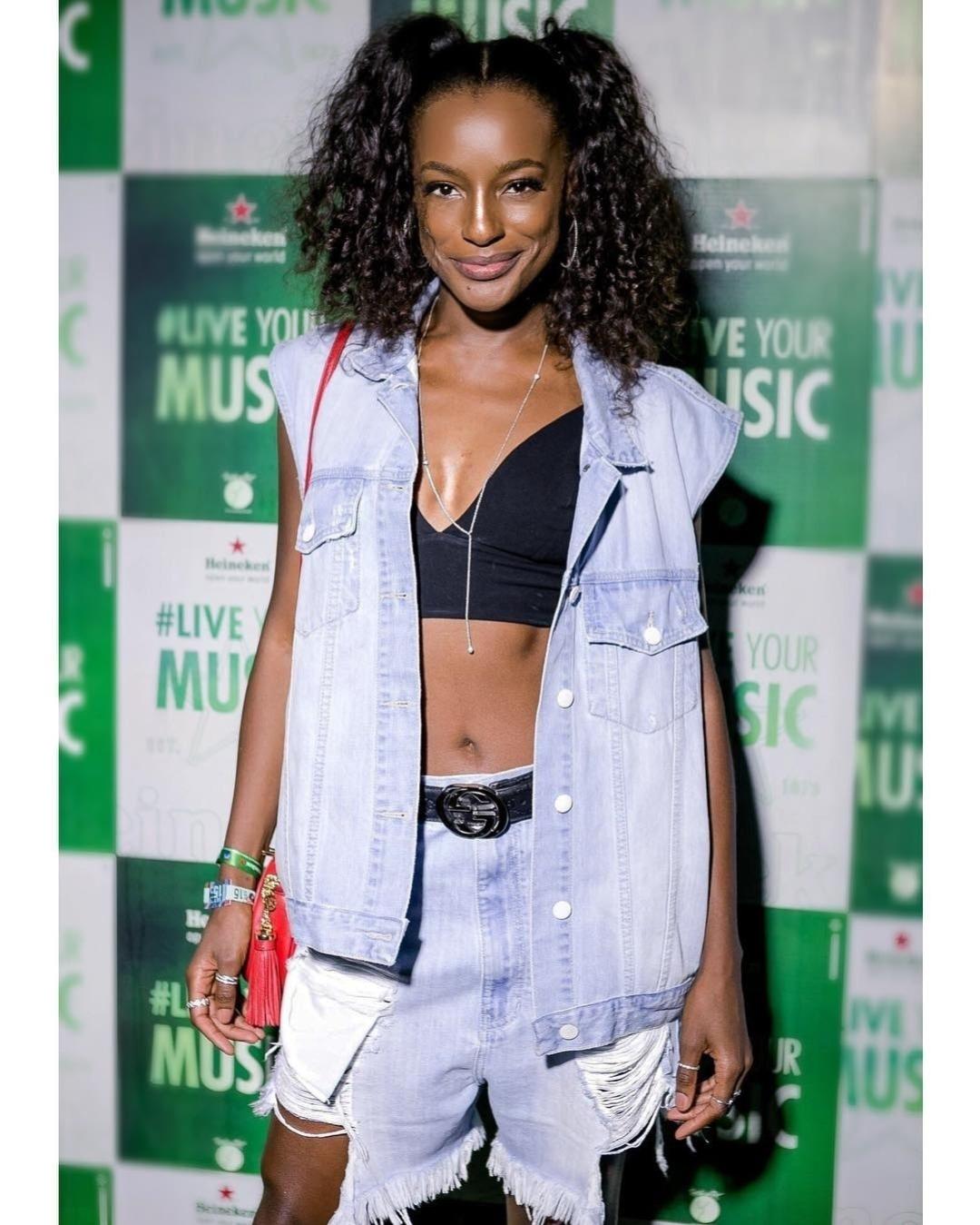 Pathy de Jesus investiu num look com barriga de fora para curtir o primeiro dia do festival - Reprodução/Instagram patydejesus