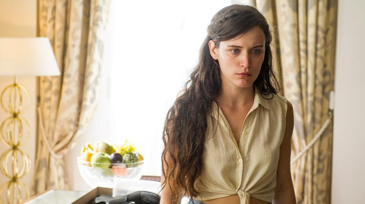 Clara (Bianca Bin) fica chocada com o comportamento agressivo do marido em "O Outro Lado do Paraíso" - Mauricio Fidalgo/TV Globo - Mauricio Fidalgo/TV Globo