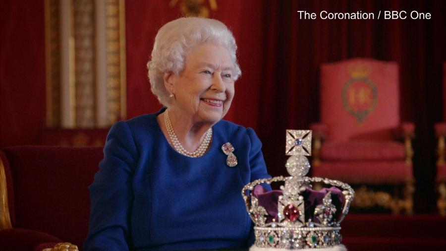 Rainha Elizabeth 2ª e sua coroa - BBC
