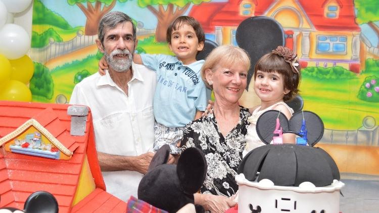 Antônia, o marido e os gêmeos Sophia e Roberto - Arquivo pessoal - Arquivo pessoal