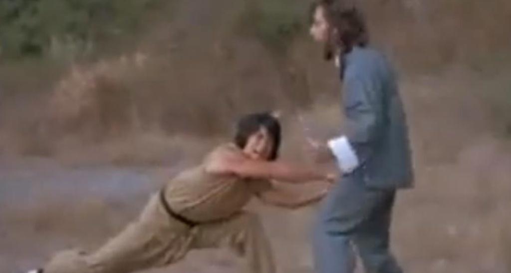 Jackie Chan em cena do filme "Punhos de Serpente" (1978) - Reprodução