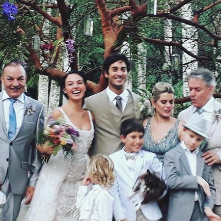 Isis Valverde posa com a família e o agora marido André Resende - Reprodução/Instagram - Reprodução/Instagram