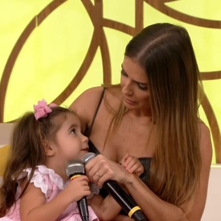 Deborah Secco conversa com a filha, Maria Flor, no "Encontro" - Reprodução/TV Globo - Reprodução/TV Globo