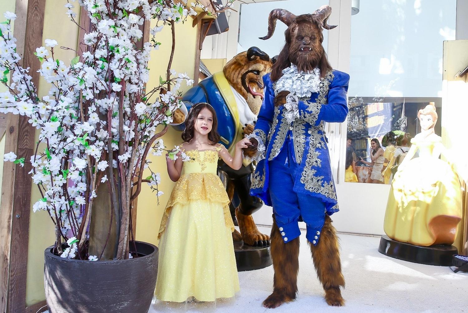 Helena completa 6 anos com festa do tema "A Bela e a Fera" - Manuela Scarpa/Brazil News