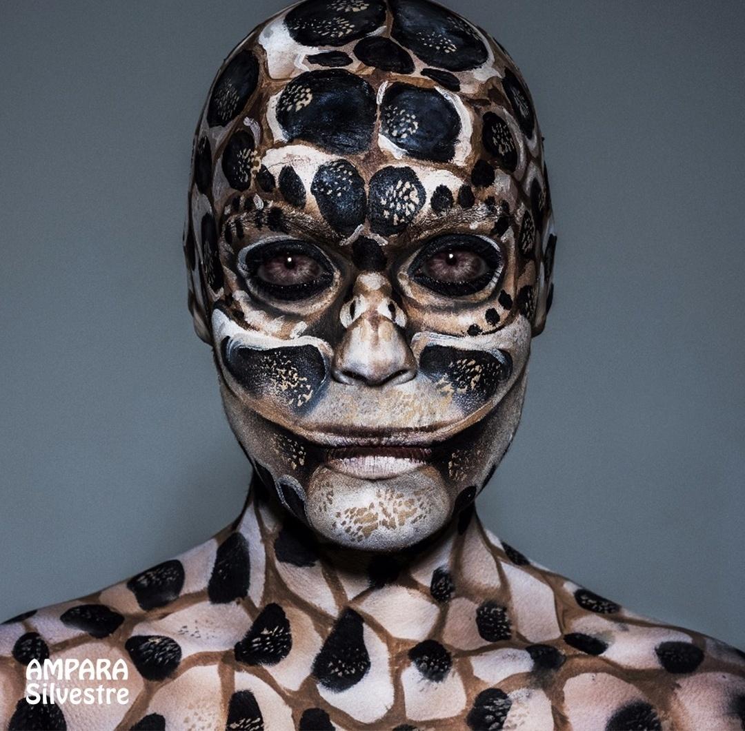 A apresentadora Juliana Camargo caracterizada como tartaruga marinha. A pintura é toda feita com maquiagem - Jacques Dequeker/Divulgação