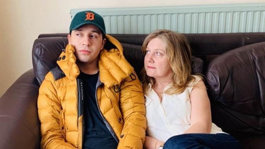 Sue ama profundamente o filho de 23 anos - mas a convivência pode ser um desafio - BBC