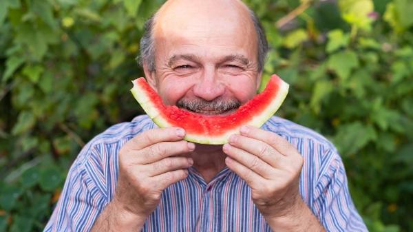 Idoso comendo melancia - iStock - iStock