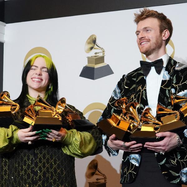 Billie Eilish e seu irmão, Finneas, com os prêmios do Grammy 2020