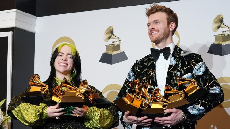 Billie Eilish e seu irmão, Finneas, com os prêmios do Grammy 2020 - Rachel Luna/FilmMagic - Rachel Luna/FilmMagic