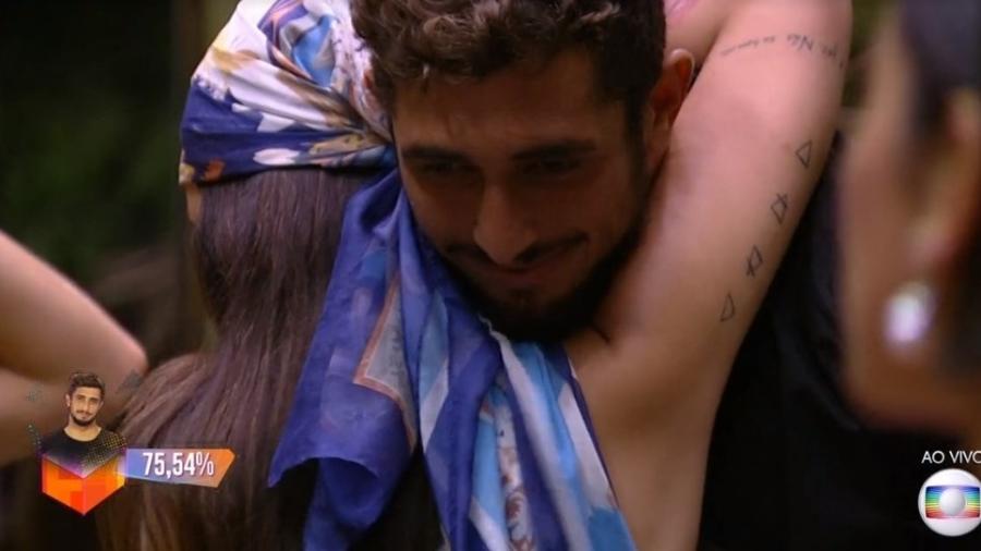Chumbo abraça Bianca após ser eliminado do primeiro paredão - Reprodução/TV Globo