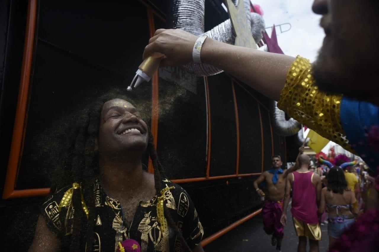 Chuva de glitter para curtir o Cordão da Bola Preta - Marcelo de Jesus/UOL