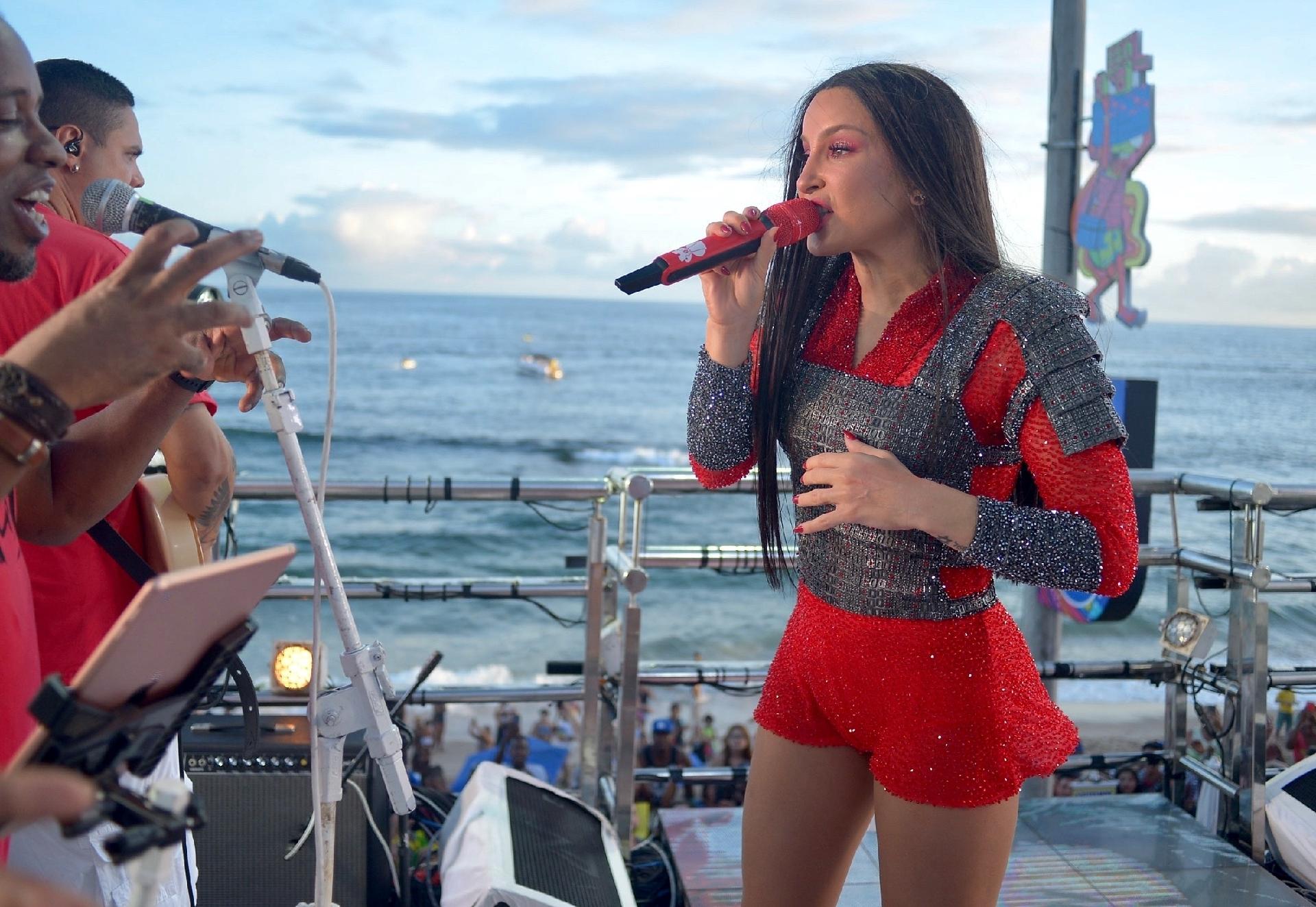 De peruca morena, Claudia Leitte homenageia Mulan no bloco Largadinho, em Salvador - Andre Muzell/Brazil News