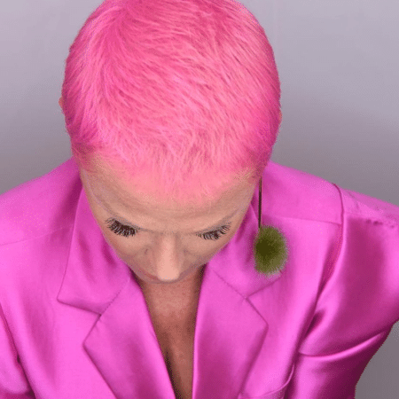 Xuxa pinta o cabelo de rosa - Reprodução