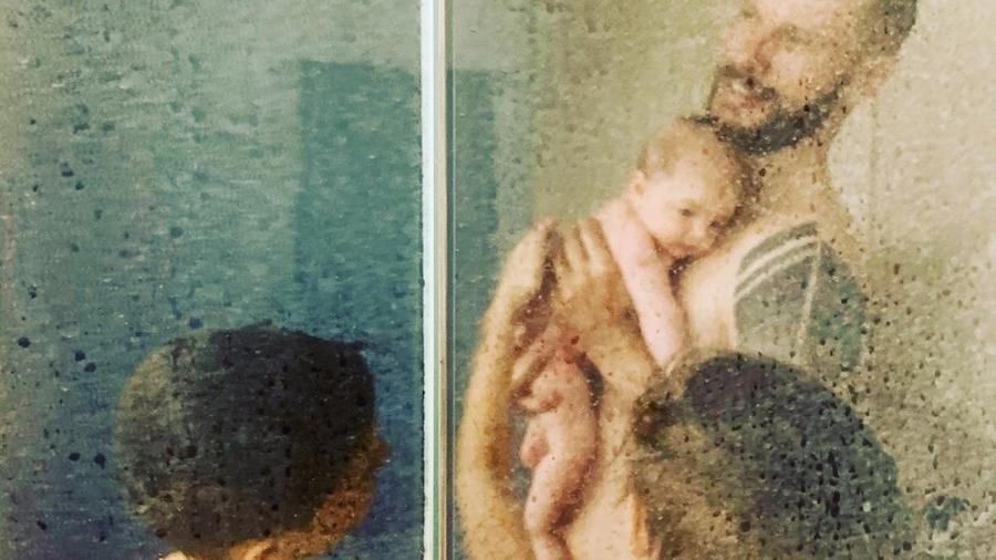 Rodrigo Hilbert no banho Maria Manoela, 4 meses, e os filhos João e Francisco, 11 anos - Reprodução/Instagram