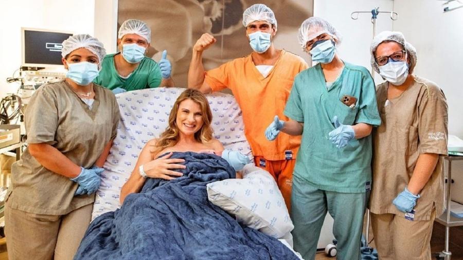 Júlio Rocha ao lado da mulher Karoline e da equipe médica que realizou o parto - Reprodução/Instagram