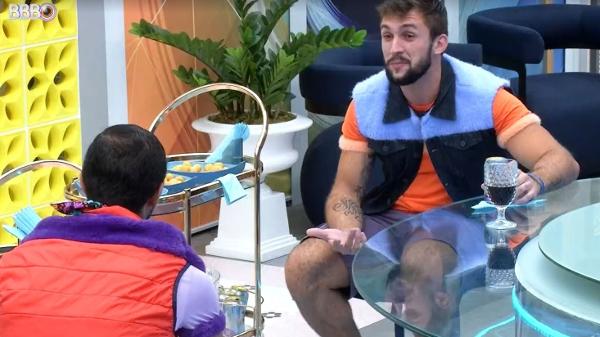 BBB 21: Arthur e Gilberto conversam antes de festa - Reprodução/ Globoplay
