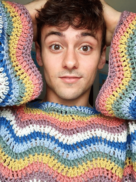 Tom Daley em uma de suas criações de tricô - Reprodução/Instagram