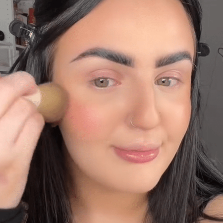 A maquiadora Mikayla Nogueira aplica o blush de morango  - Reprodução/TikTok