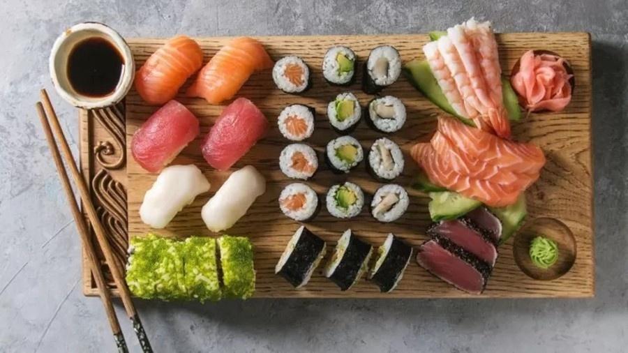 O molho de soja é essencial para acompanhar o sushi - Getty Images