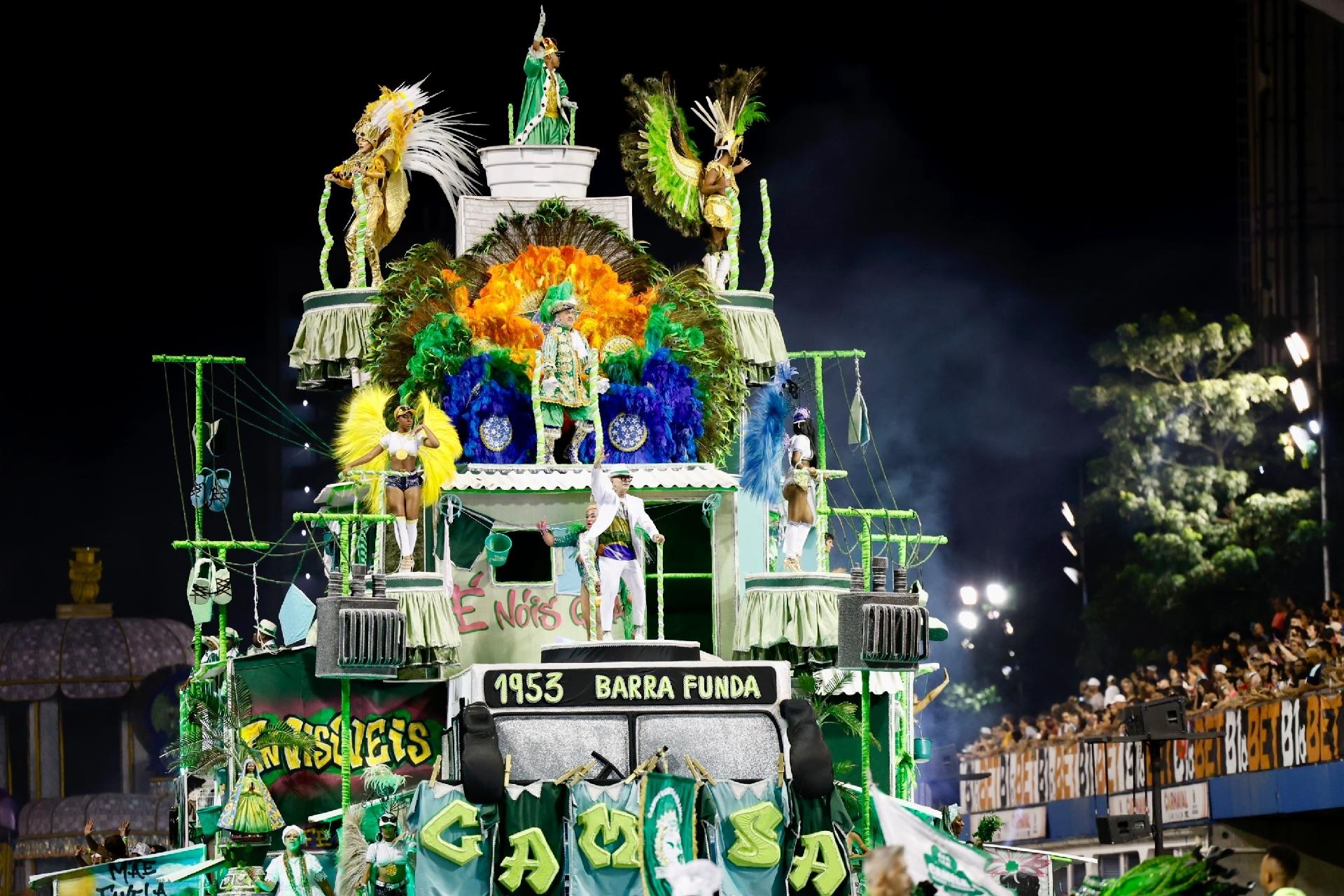 Carro alegórico da Camisa Verde e Branco no Desfile das Campeãs do Carnaval de São Paulo - Mariana Pekin/UOL