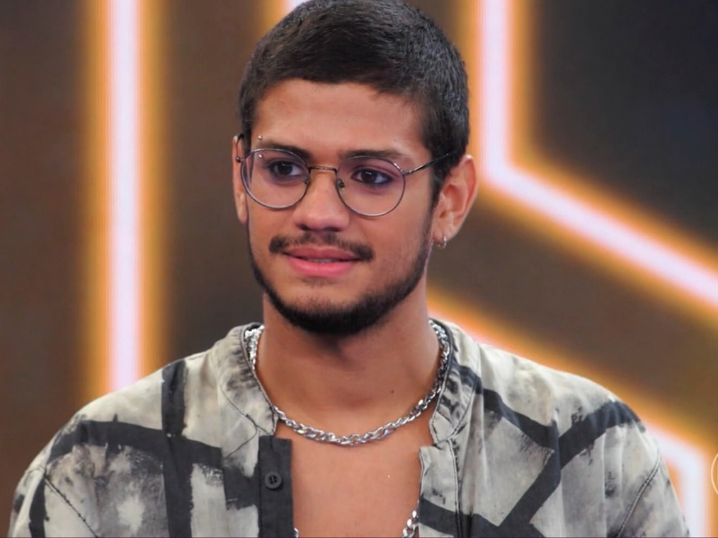 'Fiscais da bissexualidade', diz Gabriel Santana após beijar meninas