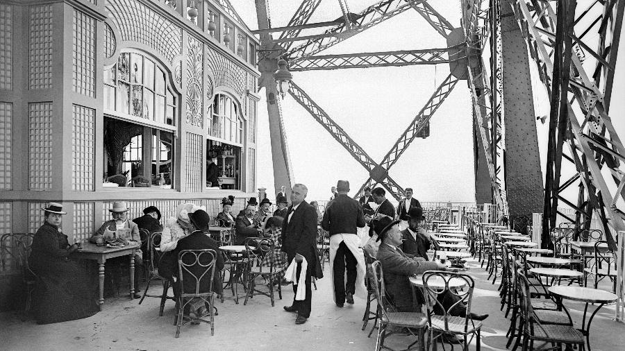 Restaurante no primeiro andar da Torre Eiffel, em 1900 - Neurdein/Roger Viollet via Getty Images