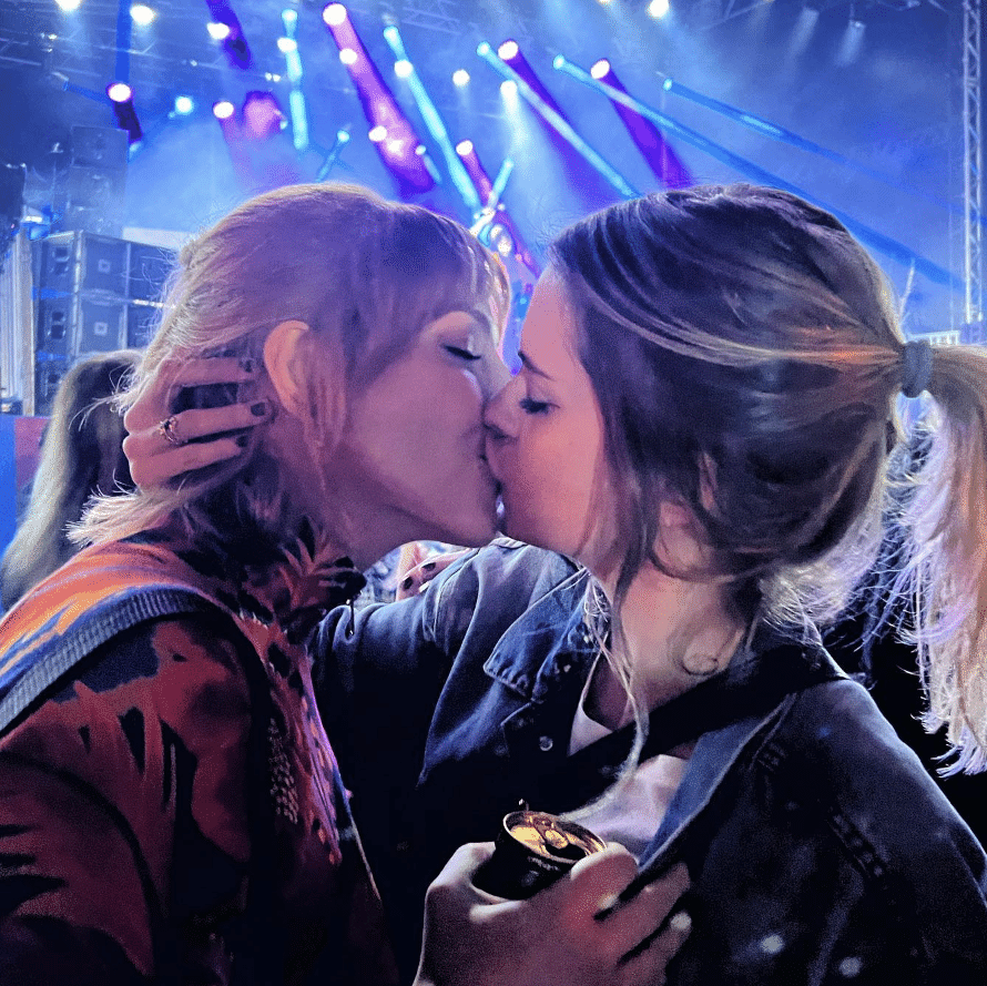 O amor está no ar! Em celebração ao Dia do Beijo no Japão, fãs