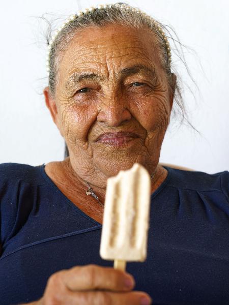 Edite Rodrigues de Santana, moradora de Lages das Aroeiras, e o picolé de licuri fabricado na comunidade.