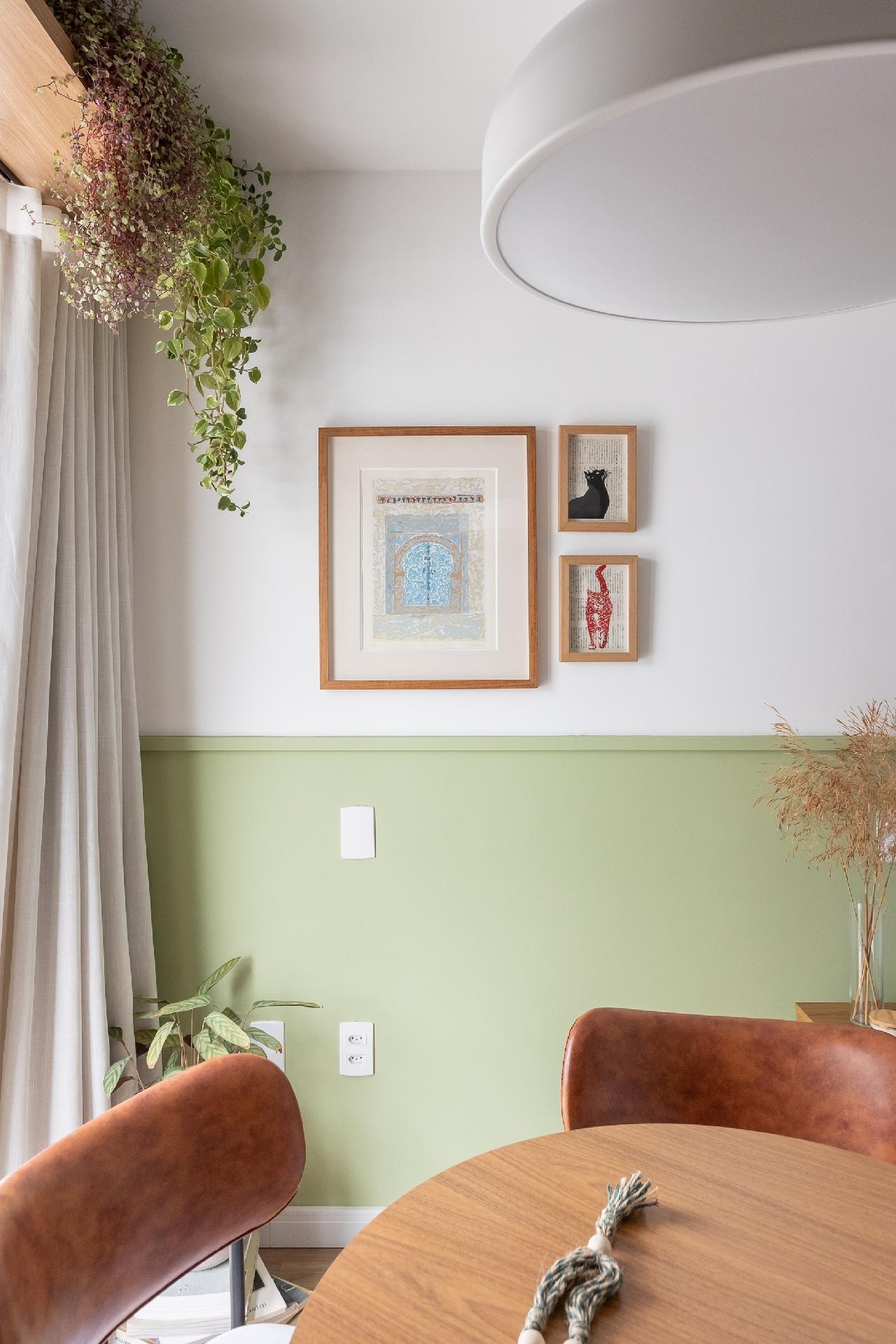 De volta ao quarto e sala, a ideia de trazer quadros é sempre evitada por quem abre o apartamento para locação, mas deve ser repensada: veja o trio de quadros e diga se não acrescentam acolhimento ao espaço. - Thiago e Dam Mol/Divulgação