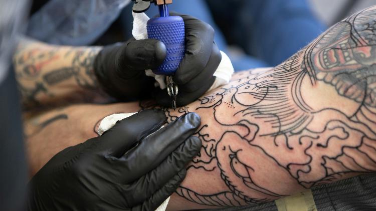 Siga as orientações do tatuador de como higienizar a região tatuada e quando retirar os curativos