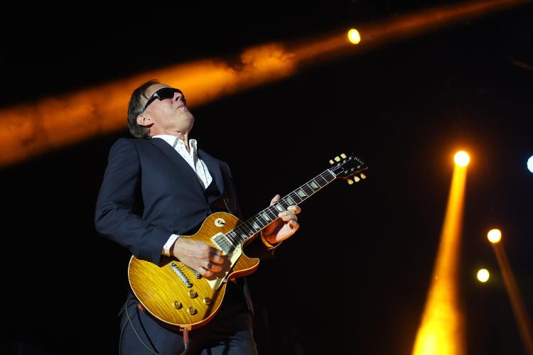 Joe Bonamassa em momento inspirado no Besto of Blues and Rock, festival que ocupou o Parque Ibirapuera no sábado (22), em São Paulo