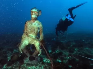 Como estátua de um macaco foi parar no fundo do mar do Ceará? Ninguém sabe