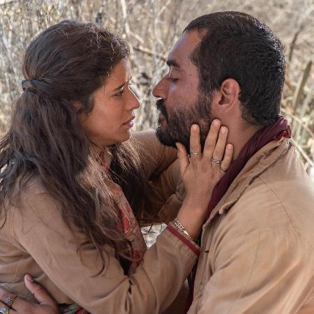 Josué (Thomas Aquino) frente a frente com Rosa (Isadora Cruz) em 'Guerreiros do Sol' Josué (Thomas Aquino) frente a frente com Rosa (Isadora Cruz) em 'Guerreiros do Sol'