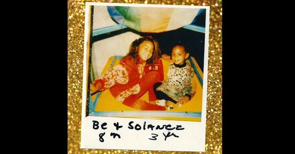 24.jun.2015 - Beyoncé decidiu celebrar o 29º aniversário da irmã, Solange Knowles, publicando uma foto de infância das duas em seu Instagram, na tarde desta quarta-feira. No espaço em branco da impressão, é possível ler: 
