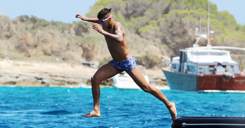 28.jul.2015 - De férias em Ibiza, na Espanha, Neymar aproveita para se refrescar e dá mergulho no mar