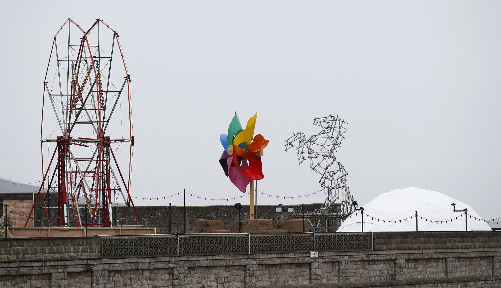 19.ago.2015 - Uma espécie de parque de diversões à beira-mar é visto em Weston-super-Mare, no sudoeste da Inglaterra; segundo a mídia local, a criação é um parque temático distópico idealizado pelo artista urbano Banksy - Suzanne Plunkett/Reuters