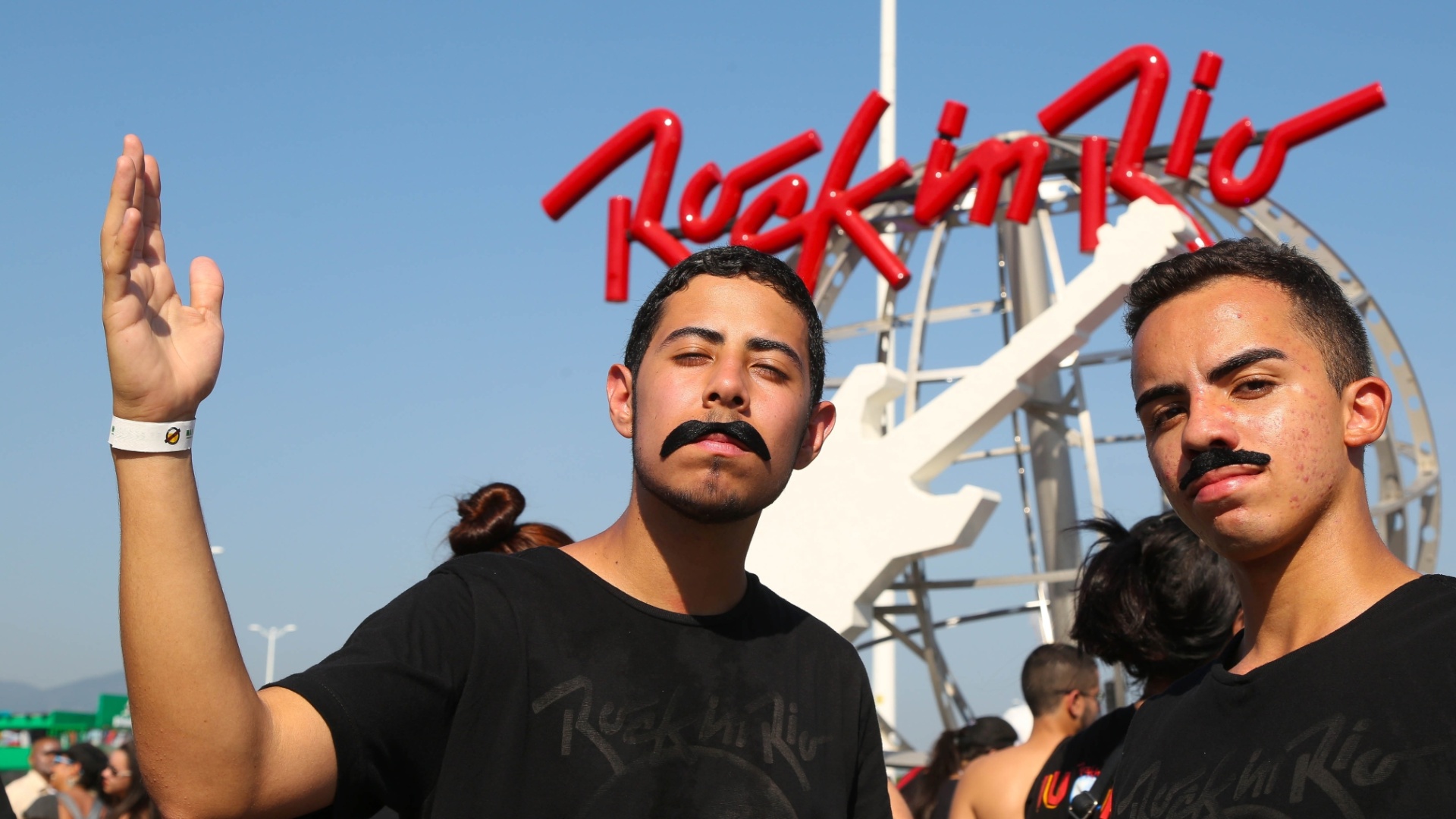 18.set.2015 - Fãs do Queen exibem seus bigodes fake de Freddie Mercury no primeiro dia de Rock in Rio. Com Adam Lambert no vocal, a banda inglesa se apresenta a partir da meia-noite desta sexta (18) - Marco Antônio Teixeira/UOL