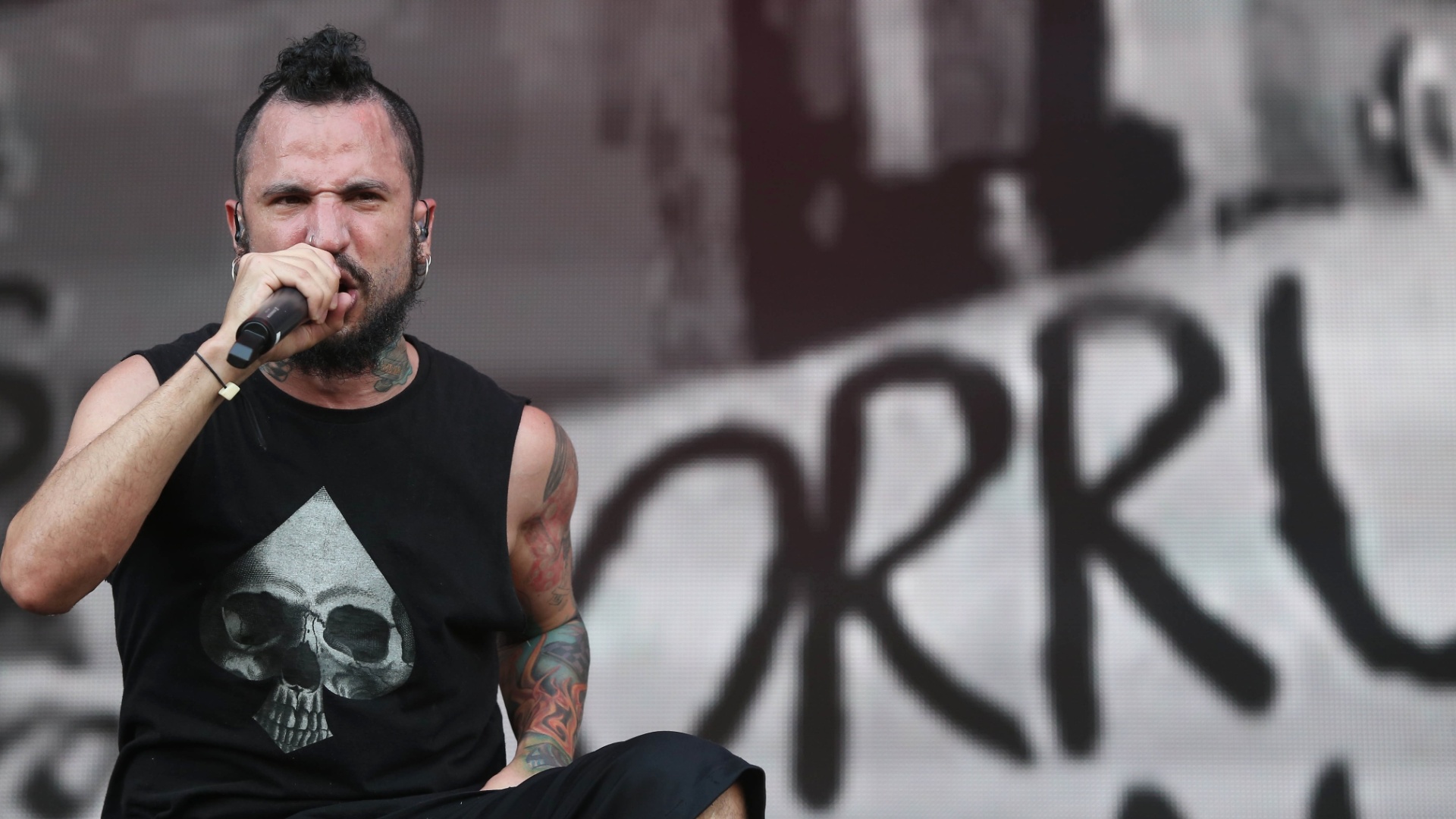 24.set.2015 - Durante sua apresentação no Palco Sunset do Rock in Rio, o John Wayne recebeu a potência de outra banda brasileira em ascensão, Project46 - Marco Antonio Teixeira/UOL