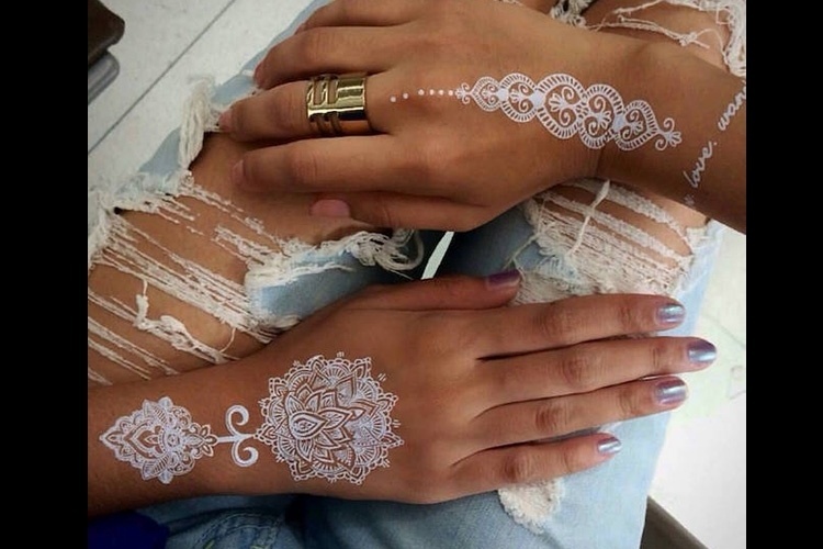 Tatuagem branca - Reprodução/Instagram @blestay_shop