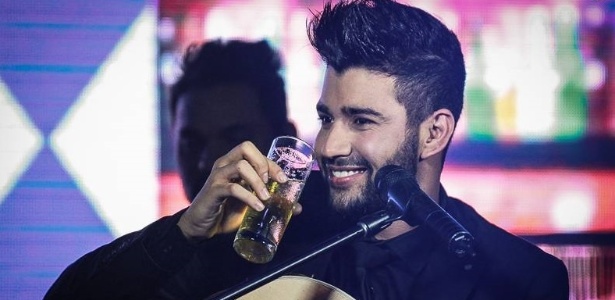 Gusttavo Lima toma cervejinha em show; álcool é tema recorrente no sertanejo - Raphael Castello/AgNews