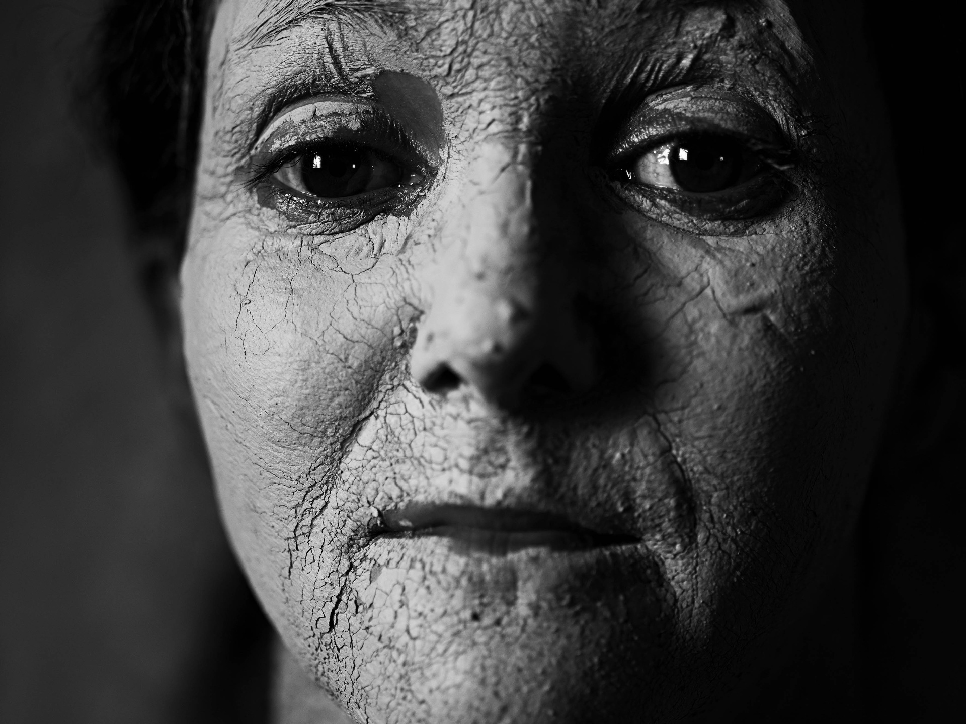 13.nov.2015 - Fotografia de Maurício Nahas parte da exposição "Do Pó da Terra" no Museu Afro, em São Paulo. Na foto, a artista Eva Negreiro - Maurício Nahas