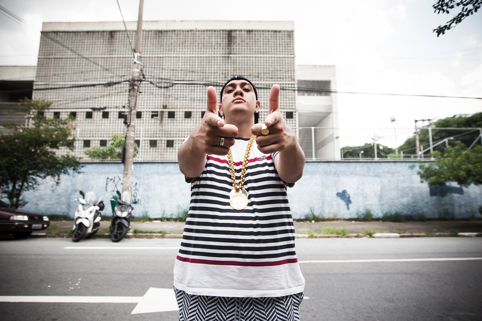 Na frente da escola estadual Teruko Ueda Yamaguti, MC Bin Laden - Lucas Lima/UOL