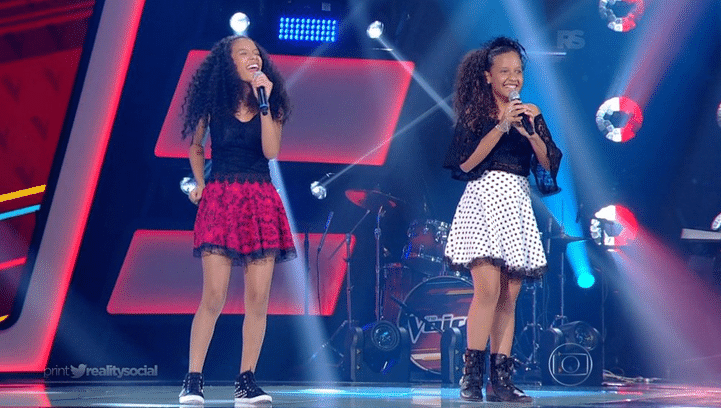 17.jan.2016 - A dupla mirim Leslie e Laurie, de Coronel Fabriciano (MG), foi bem em sua respectiva apresentação no "The Voice Kids Brasil". As duas foram aprovadas e escolheram a Ivete como "técnica" - Reprodução/TV Globo