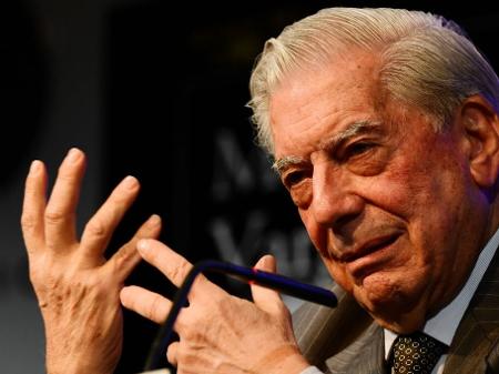 1º.mar.2016 - O escritor peruano Mario Vargas Llosa no lançamento de "Cinco Esquinas", em Madrid - AFP