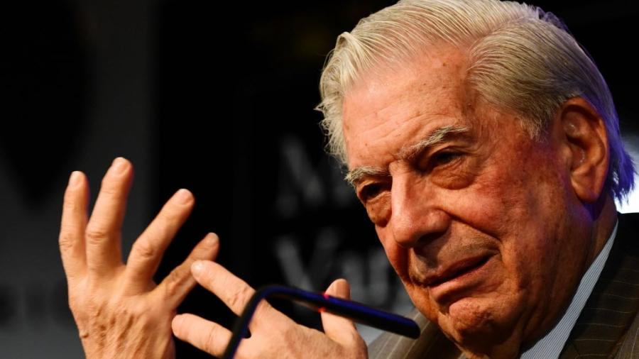 1º.mar.2016 - O escritor peruano Mario Vargas Llosa no lançamento de "Cinco Esquinas", em Madrid - AFP