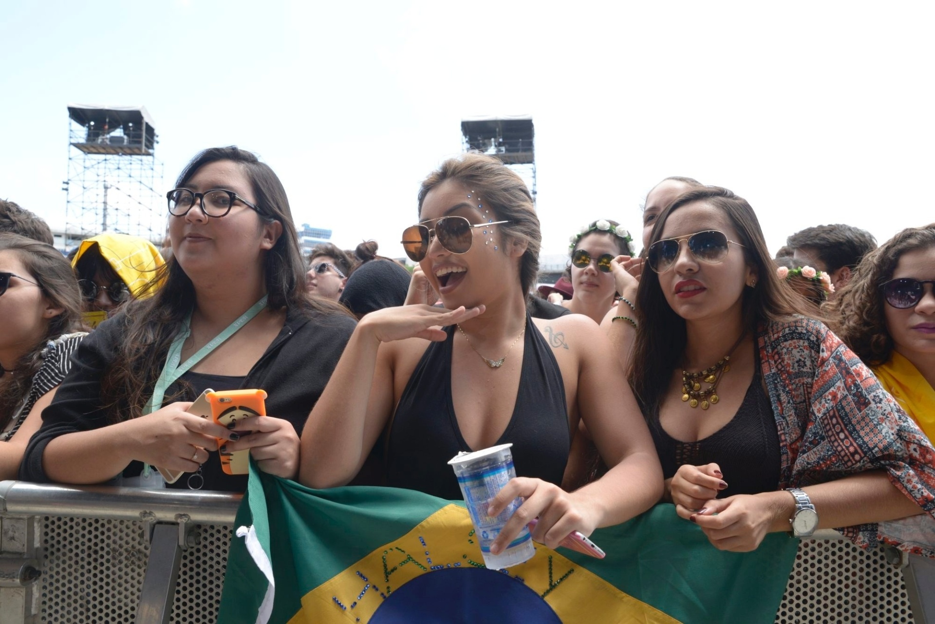 12.mar.2016 - Público assiste na grade ao show da banda Ego Kill Talent, que abriu o primeiro dia do Lollapalooza Brasil 2016, no autódromo de Interlagos, em São Paulo - Rafael Roncato/UOL