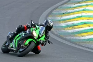 Kawasaki Ninja ZX-10R, R$ 78.990, muda para não virar retardatária