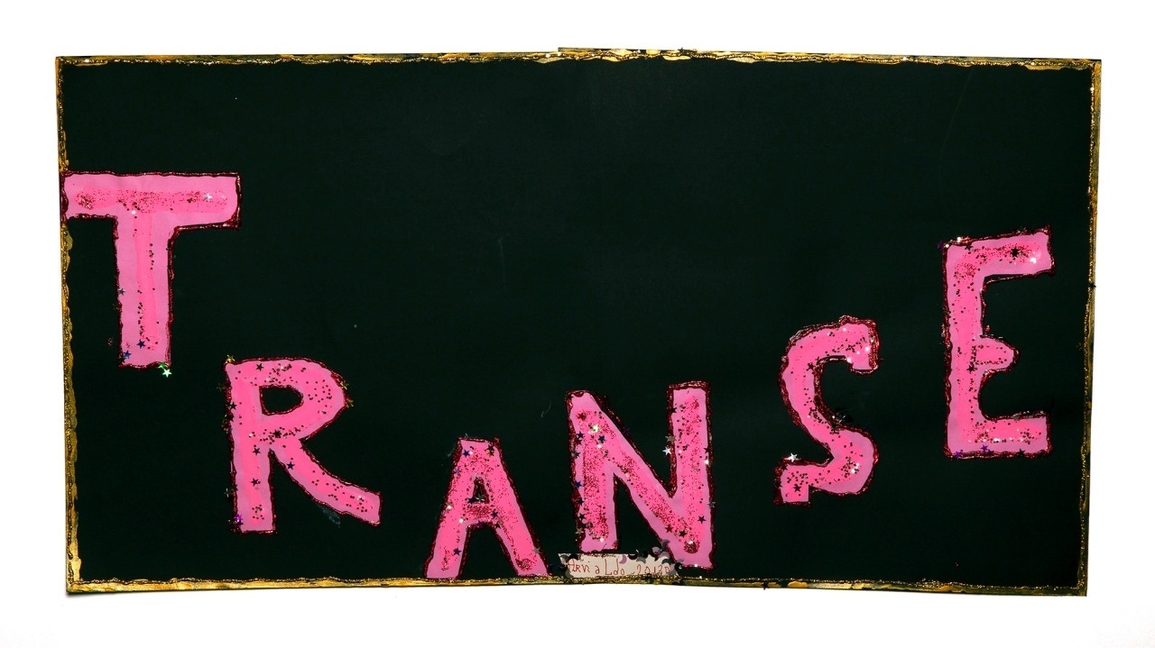 A exposição individual "Transmigração", de Arnaldo Dias Baptista, apresenta desenhos, pinturas, colagens e objetos pessoais como cadernos, jaquetas, camisetas e cartões-postais - Divulgação